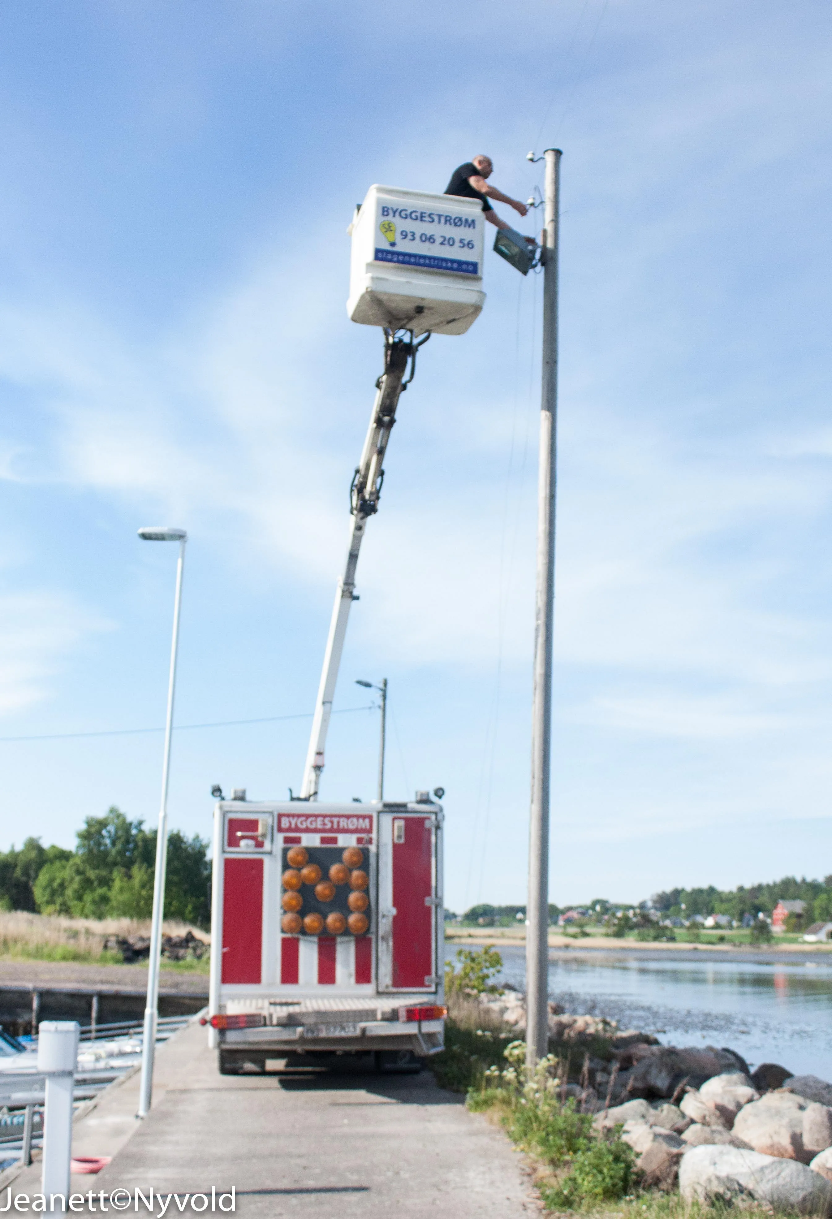 Montør i heis fikser lyktestolpe