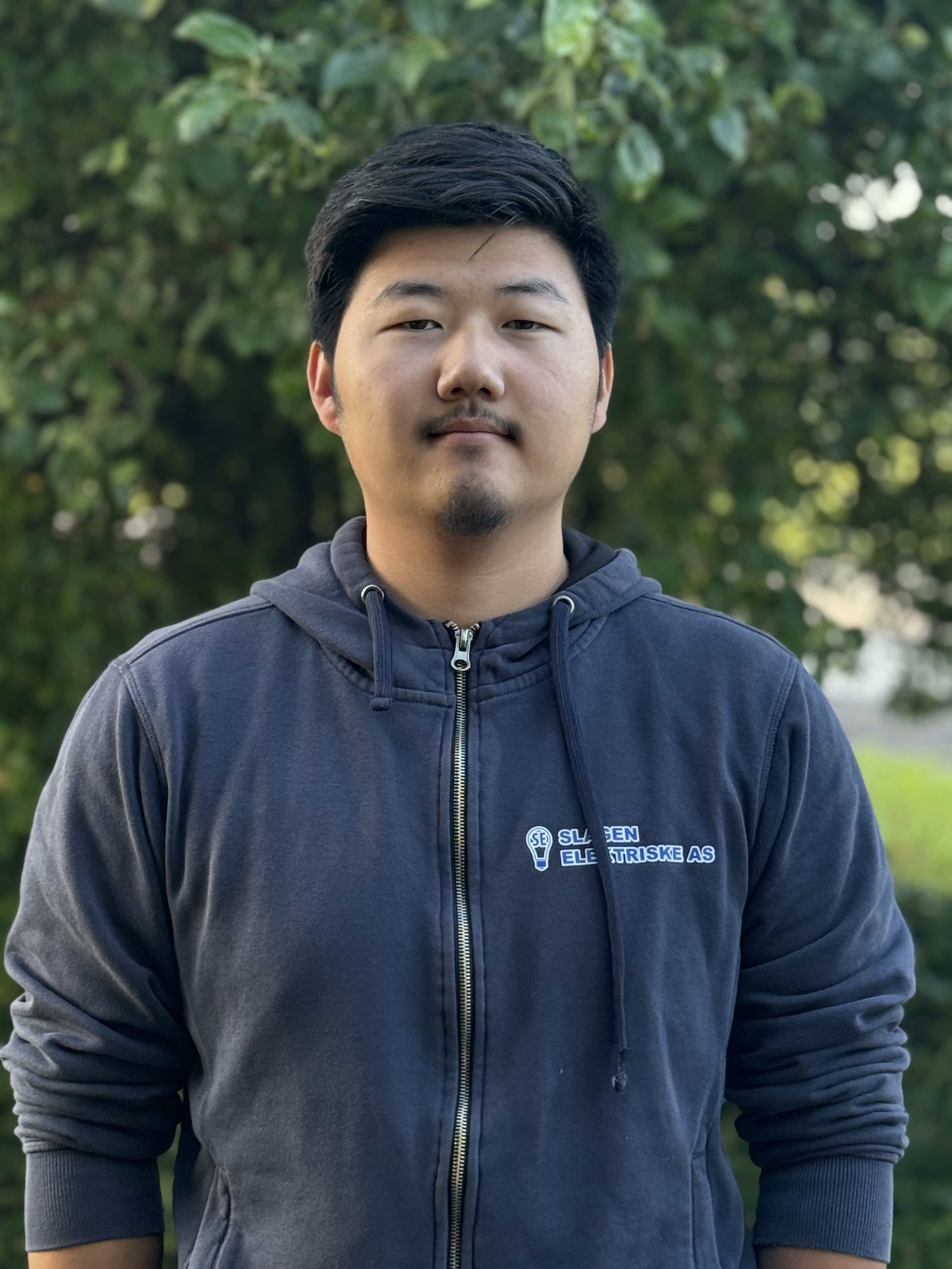 Montør i heis fikser lyktestolpe